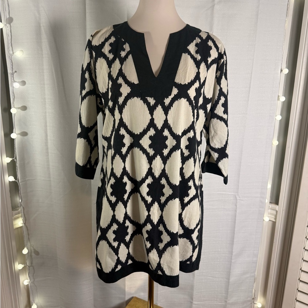 The Royal Standard Black and White Geometric Tunic Top
